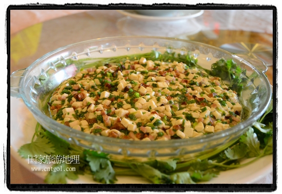 此次攝制組通過拍攝婺源代表名菜糊豆腐、粉蒸肉、荷包紅魚、賽鵝頸及地方小吃清明果、灰汁果、糯米子糕等來詮釋婺源美食經(jīng)典，展示婺源食文化，打造獨(dú)屬婺源的美食符號。