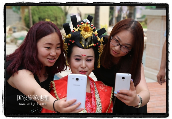 6月19日，端午節(jié)的前一天，甘肅平?jīng)鍪嗅轻紖^(qū)南山公園澳廈麗灣小區(qū)“邀請(qǐng)”唐朝被譽(yù)為四大美女之一的“楊貴妃”前來(lái)與市民見面，共度“端午佳節(jié)”。期間，“貴妃娘娘”由一名解說(shuō)人員做向?qū)?，與小區(qū)居民一同游玩、賞景、互敬酒水、合影留念，并現(xiàn)場(chǎng)贈(zèng)送大人小孩粽子、香包和糖果。