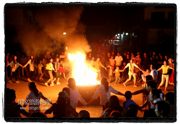 甘肅平?jīng)鍪嗅轻脊沛?zhèn)舉辦了篝火晚會(huì)，1000余名市民參與其中，大家載歌載舞，在歡快熱鬧的氣氛中為每一位父親送祝福。父親節(jié)（Father's Day），顧名思義是感恩父親的節(jié)日。約始于二十世紀(jì)初，起源于美國，現(xiàn)已廣泛流傳于世界各地，節(jié)日日期因地域而存在差異。