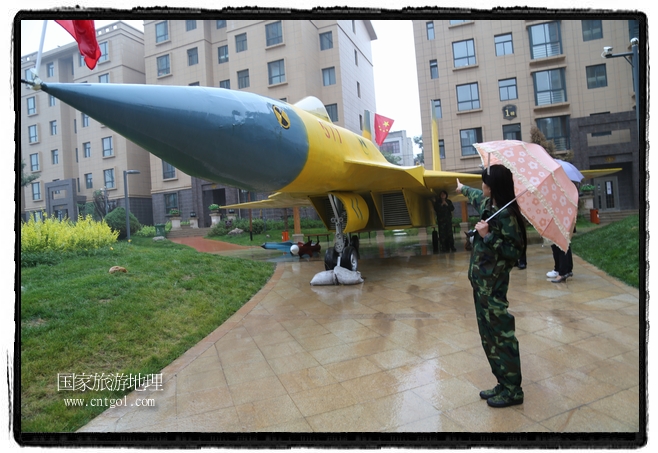 小區(qū)突然出現(xiàn)“飛機(jī)坦克”，其中殲15艦載戰(zhàn)斗機(jī)一架、99式主戰(zhàn)坦克一輛、武直-10武裝直升機(jī)一架，吸引了眾多市民雨中圍觀、合影。