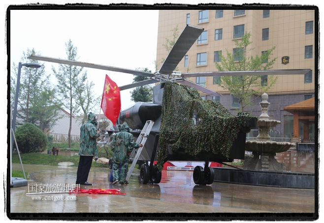 小區(qū)突然出現(xiàn)“飛機(jī)坦克”，其中殲15艦載戰(zhàn)斗機(jī)一架、99式主戰(zhàn)坦克一輛、武直-10武裝直升機(jī)一架，吸引了眾多市民雨中圍觀、合影。