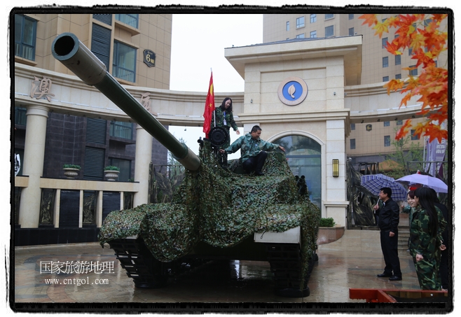 小區(qū)突然出現(xiàn)“飛機(jī)坦克”，其中殲15艦載戰(zhàn)斗機(jī)一架、99式主戰(zhàn)坦克一輛、武直-10武裝直升機(jī)一架，吸引了眾多市民雨中圍觀、合影。