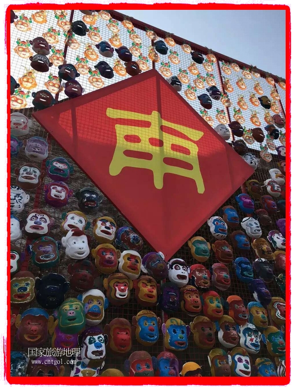 中國規(guī)模最大的猴面具彩繪在南潯古鎮(zhèn)展示。猴子真是今年最紅的動物。 